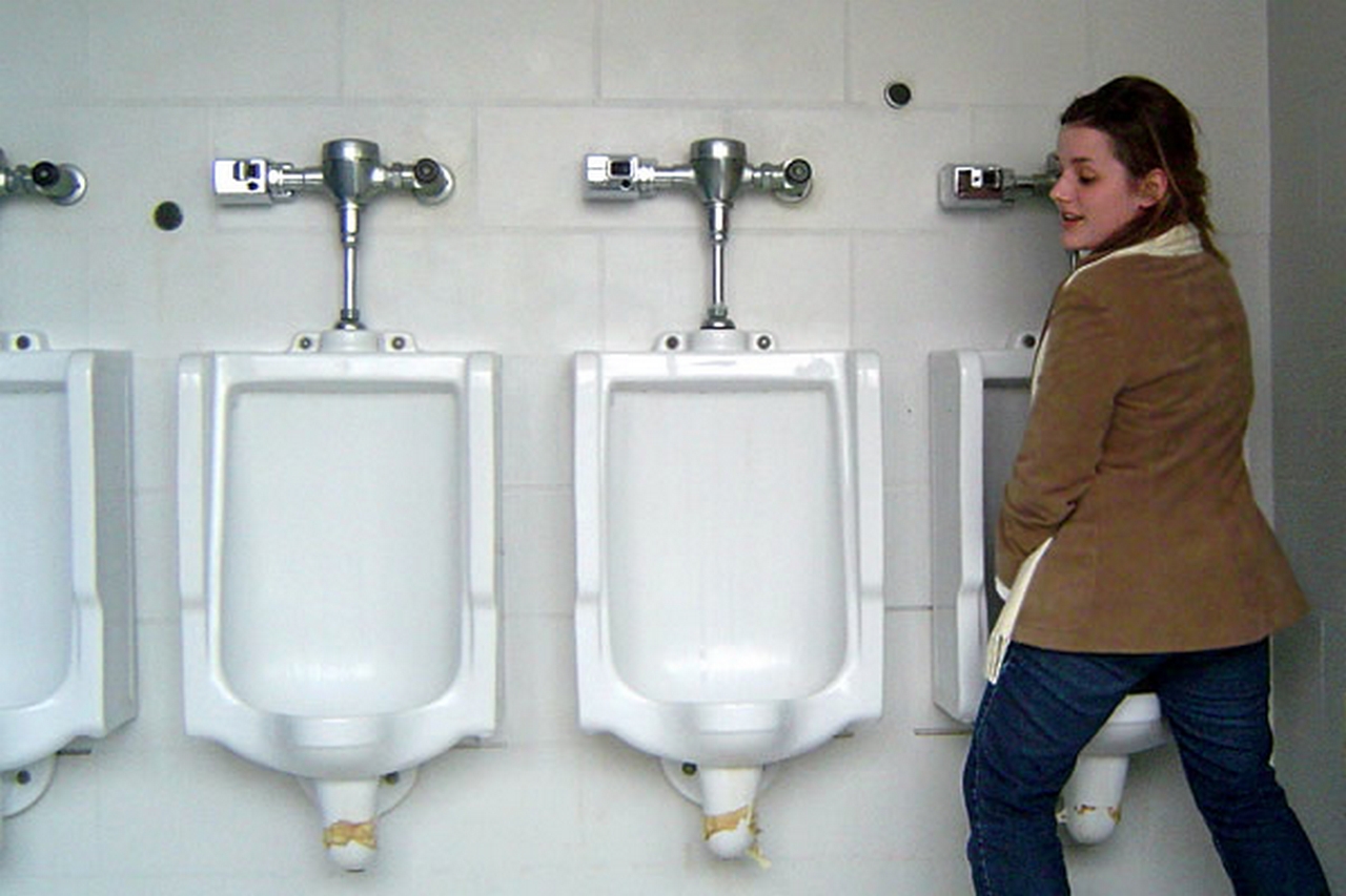 Веселая девка в общественном туалете попалась на камеру