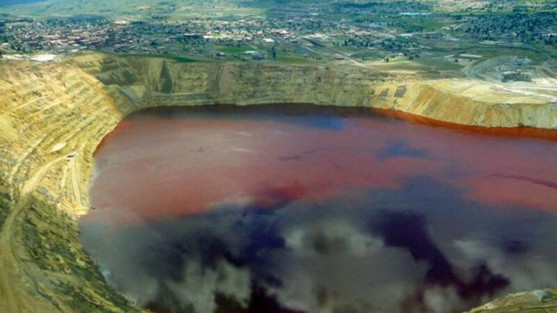 7 of the Most Dangerous Lakes in the World